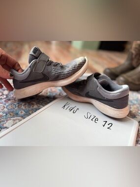 Nike Kids Gray Knit Hook-and-Loop Sneakers